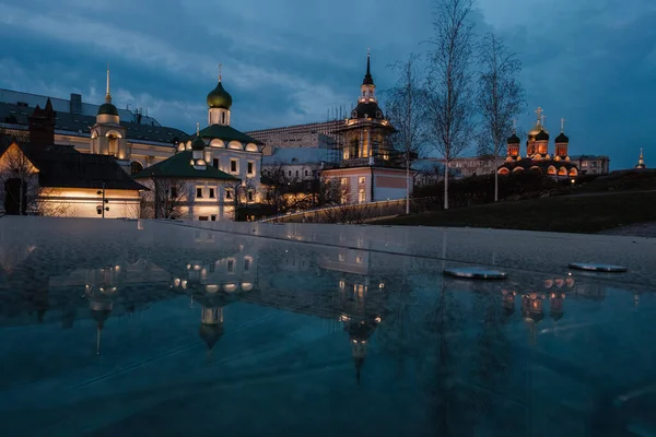 Avond uitzicht op de architectuur in Zaryadye park — Stockfoto