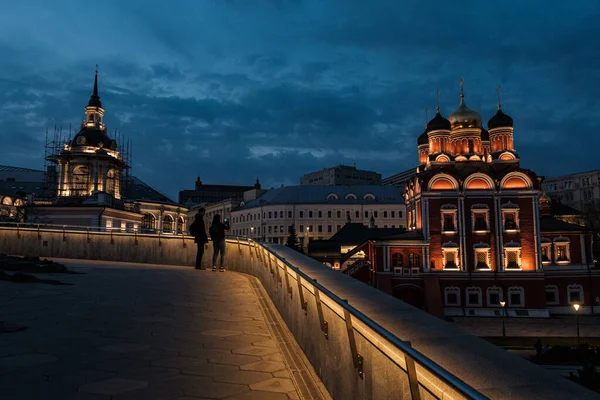 MOSCOW, Ryssland - APRIL 17 2021: Människor tar bilder via smartphone på kvällen i Zaryadye park — Stockfoto