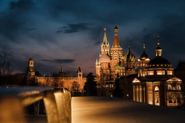 Večerní pohled na architekturu v parku Zaryadye — Stock fotografie