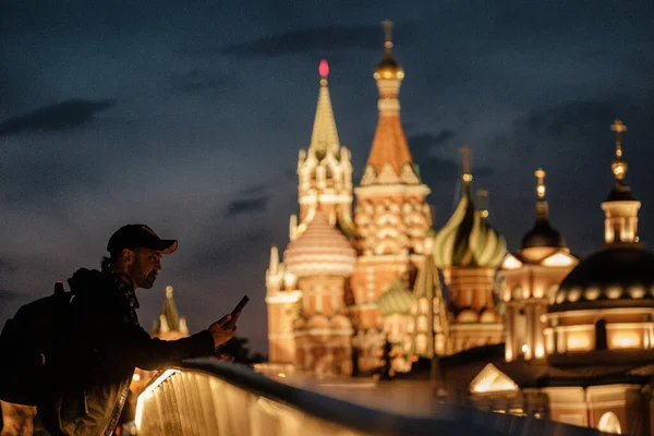 MOSCOW, Ryssland - APRIL 17 2021: En man tar bilder på en smartphone på kvällen i Zaryadye park — Stockfoto