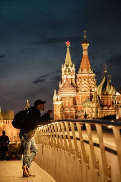 MOSKAU, RUSSLAND - 17. April 2021: Ein Mann fotografiert abends mit seinem Smartphone im Zarjadje-Park — Stockfoto