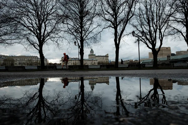 MOSKOU, RUSSIE - APRIL 21 2021: Gorky Park na de regen — Stockfoto