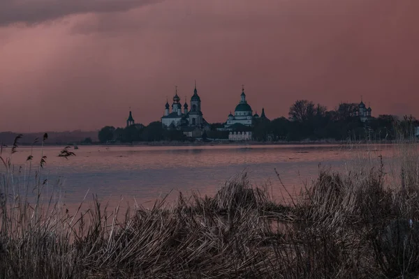 Vista do Mosteiro de Spaso-Yakovlevsky em Rostov Veliky do lago de Neros em um pôr-do-sol — Fotografia de Stock