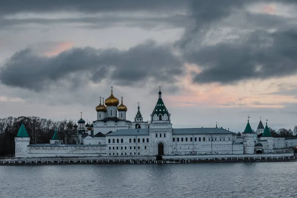 Uitzicht Het Klooster Ipatiev Kostroma Bij Zonsondergang — Stockfoto