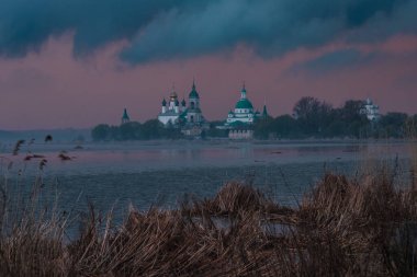 Neros Gölü 'nden Rostov Veliky' deki Spaso-Yakovlevsky Manastırı manzarası