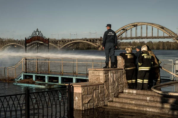 RYBINSK, RUSSIA - MAY 7 2021: Firefighters wash mud off the dock during a spill — Stock Photo, Image