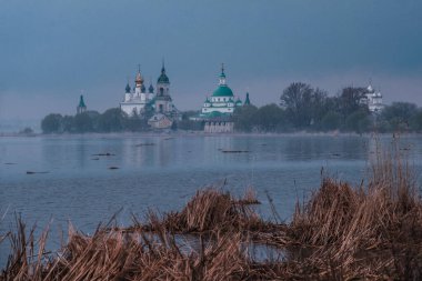 Rostov Veliky 'deki Spaso-Yakovlevsky Manastırı' nın gün batımında Nero Gölü 'nden görünüşü.