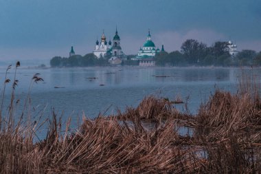 Rostov Veliky 'deki Spaso-Yakovlevsky Manastırı' nın gün batımında Nero Gölü 'nden görünüşü.