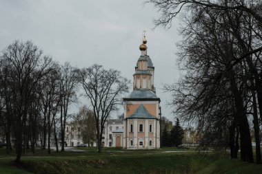 Yağmurlu havada Uglich 'teki Kremlin manzarası.