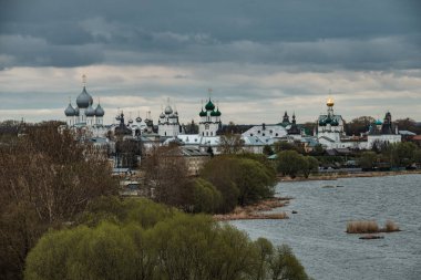 Rostov 'daki Kremlin manzarası Spaso-Yakovlevsky manastırının çan kulesinden