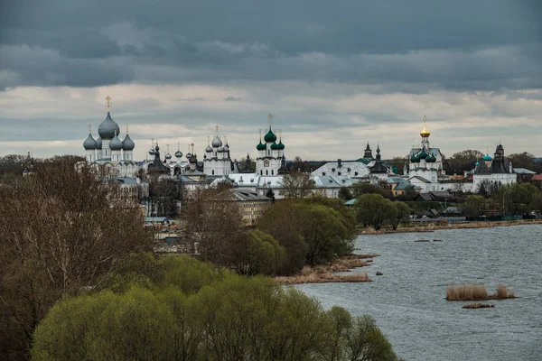 Blick auf den Kreml in Rostow vom Glockenturm des Spaso-Jakowlewski-Klosters — Stockfoto
