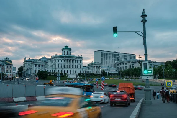 MOSCOU, RUSSIE - 6 JUIN 2021 : Vue des maisons Pachkov au coucher du soleil — Photo