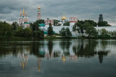 Göletin karşısındaki Novodevichy Manastırı 'nın manzarası.
