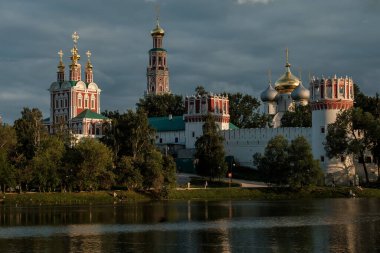 Göletin karşısındaki Novodevichy Manastırı 'nın manzarası.