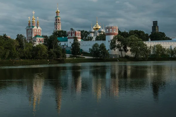 Uitzicht Het Novodevichy Klooster Aan Overkant Van Vijver — Stockfoto