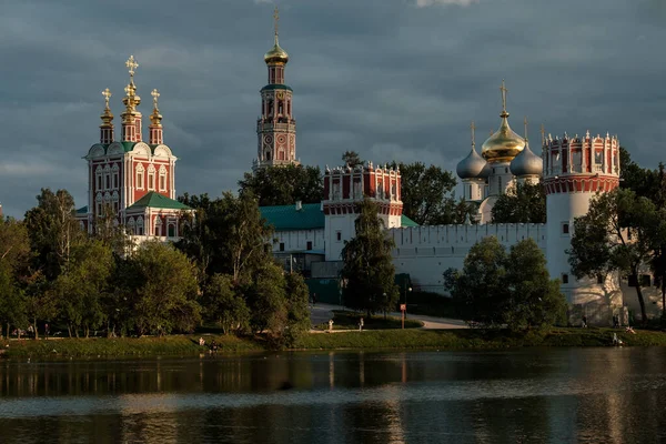 View Novodevichy Convent Pond — 图库照片