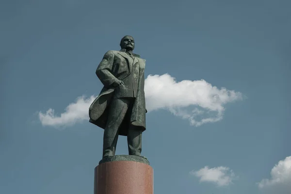 MOSCOW, RUSSIA - JULY 11 2021: Monument to Lenin on the Oktyabrskaya metro station — ストック写真