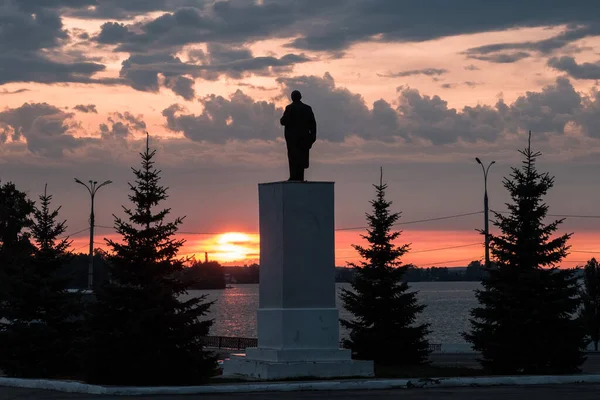 VOTKINSK, Rusland - AUGUST 26 2021: Lenin monument bij zonsondergang — Stockfoto