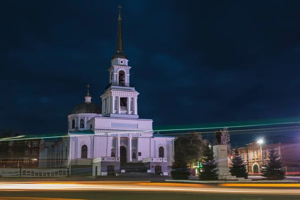Kathedraal van de Aankondiging van de Heilige Maagd Maria in de avond in Votkinsk — Stockfoto