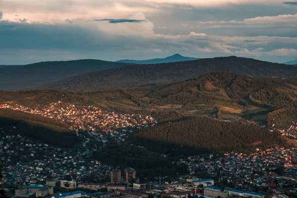 Ηλιοβασίλεμα Του Gorno Altaysk Από Κατάστρωμα Παρατήρησης Στο Όρος Tugaya — Φωτογραφία Αρχείου