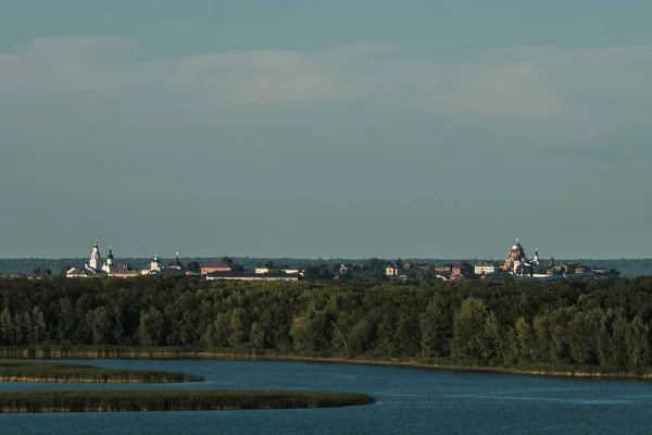 Vista Sviyazhsk Através Rio Sviyaga — Fotografia de Stock