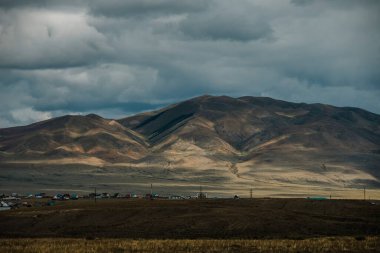 Altai 'deki Chuysky yolunun güneyindeki Kosh-Agach bölge merkezi..