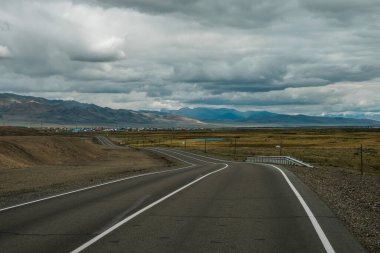 Altai 'deki Chuysky yolunun güneyindeki Kosh-Agach bölge merkezi.