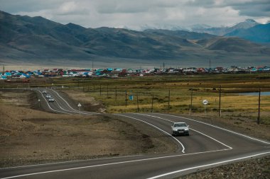 Altai 'deki Chuysky yolunun güneyindeki Kosh-Agach bölge merkezi.