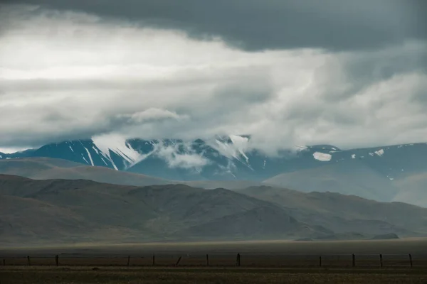 A vizinhança do centro de distrito de Kosh-Agach no sul da área de Chuysky em Altai — Fotografia de Stock