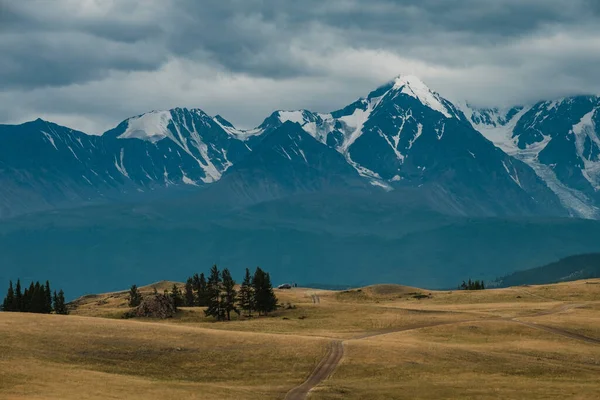 Vue sur les steppes kurai dans les montagnes de l'Altaï — Photo