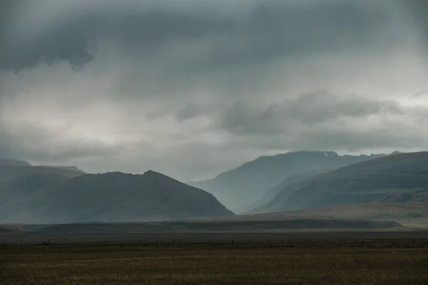 A vizinhança do centro de distrito de Kosh-Agach no sul da área de Chuysky em Altai — Fotografia de Stock