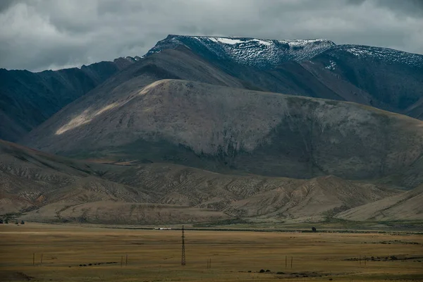 Blízkost okresního centra obce Kosh-Agach na jihu Chuyského pohoří v Altai — Stock fotografie