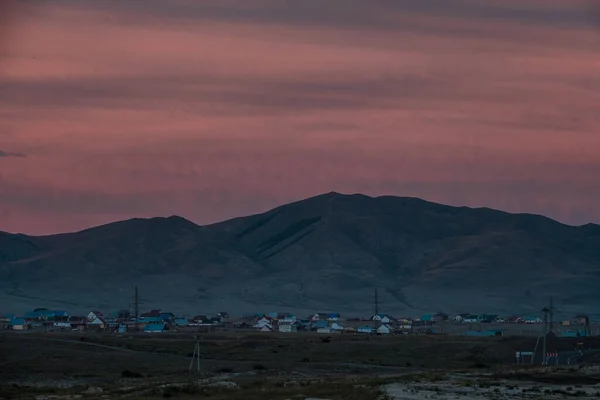 Altai 'deki Chuysky yolunun güneyindeki Kosh-Agach bölge merkezi. — Stok fotoğraf