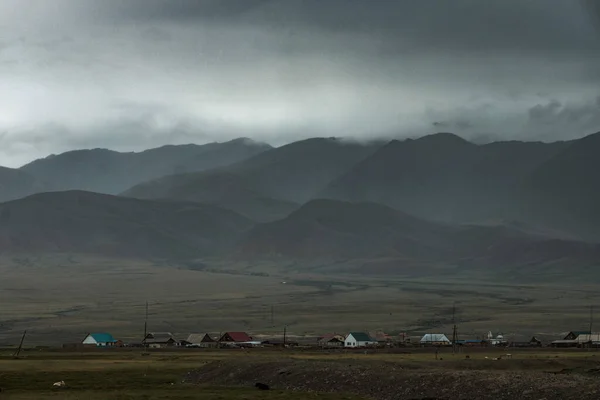 De nabijheid van het district centrum van Kosh-Agach in het zuiden van het Chuysky tract in Altai — Stockfoto