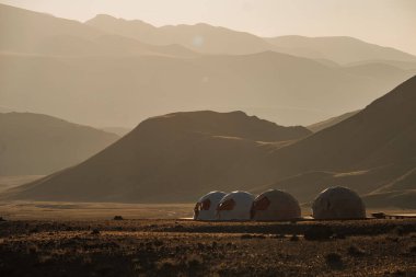 Yazın Altai 'de Mars Dağlarının eşsiz manzarası.