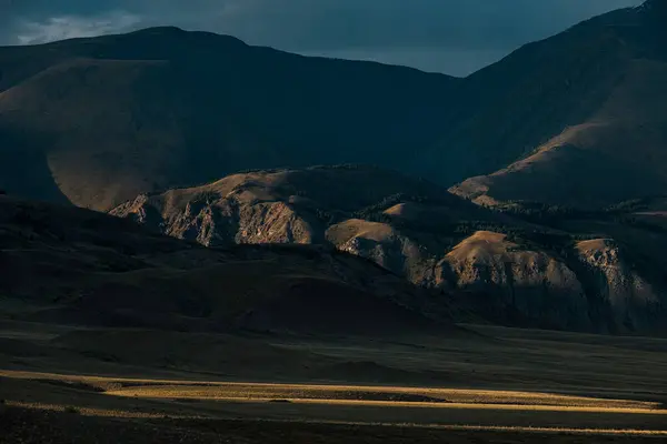 阿尔泰火星山脉独特的夏季景观 — 图库照片