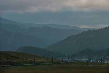 Tyungur istikametindeki Altai Dağları manzarası.