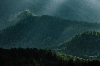 Tyungur istikametindeki Altai Dağları manzarası.