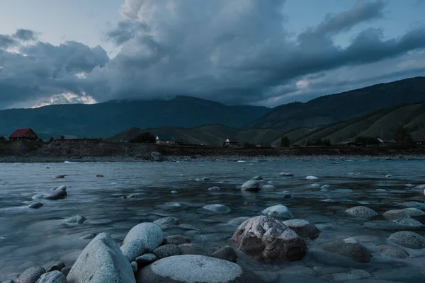 阿尔泰卡通河岸边的季恩古尔景观 — 图库照片