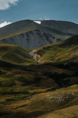 Kosh-Agach 'tan Altai Cumhuriyeti' ndeki Belyashi köyüne giden yol..