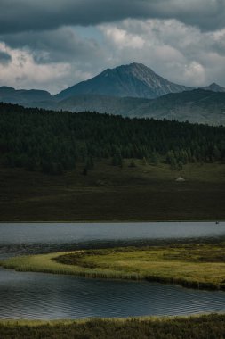 Altai Cumhuriyeti 'nin Ulagan bölgesindeki dağ göllerinin manzarası.