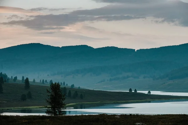 阿尔泰共和国乌拉甘地区山地湖泊景观 — 图库照片