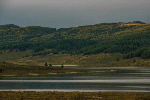 Altai Cumhuriyeti Nin Ulagan Bölgesindeki Dağ Göllerinin Manzarası — Stok fotoğraf