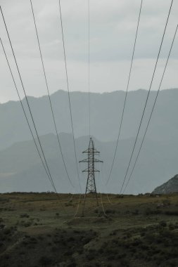 Altai Cumhuriyeti 'nin dağlarındaki elektrik hattı..