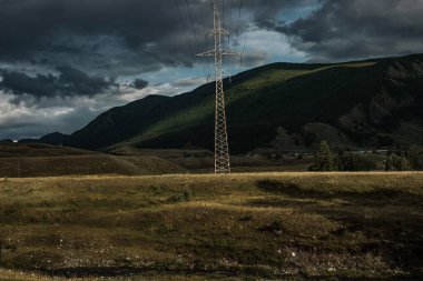 Altai Cumhuriyeti 'nin dağlarındaki elektrik hattı..