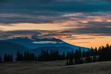 Altai Dağları 'ndaki Kurai bozkırlarının manzarası.