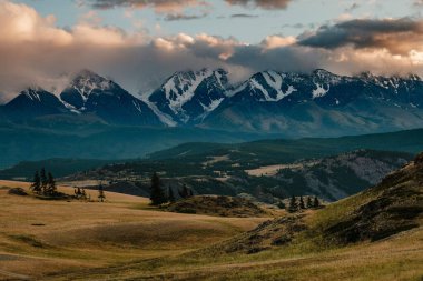 Altai Dağları 'ndaki Kurai bozkırlarının manzarası.