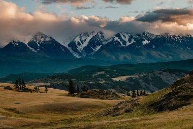 Altai Dağları 'ndaki Kurai bozkırlarının manzarası.
