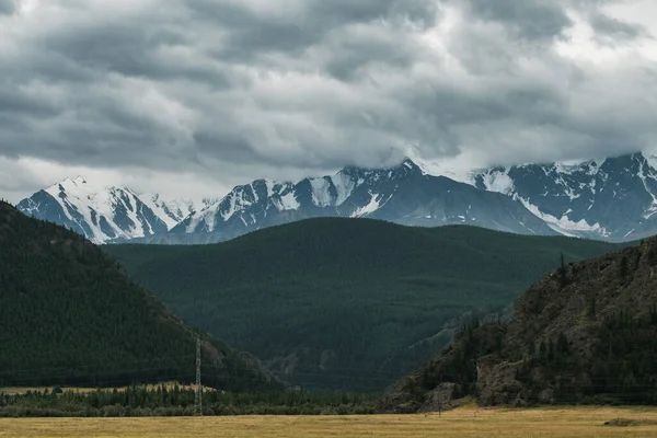 Vista Más Allá Los Picos Nevados Las Montañas Cerca Aktash —  Fotos de Stock