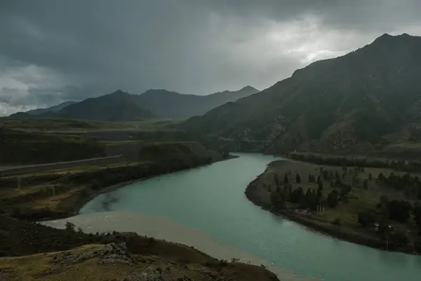 阿尔泰山区的楚河和卡通河汇合处 — 图库照片